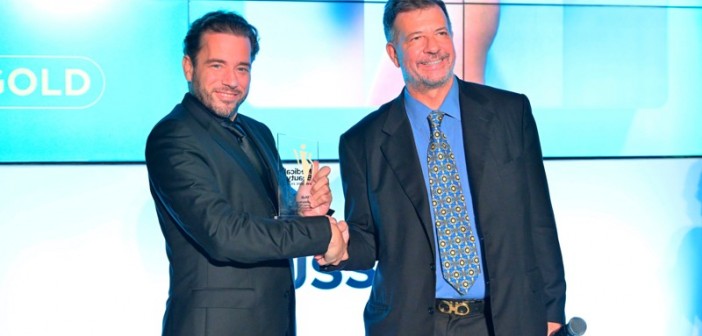 Ο κ.Μεγαπάνος παραλαμβάνει το χρυσό βραβείο στην κατηγορία Best Innovative Plastic Surgery Procedures –BBL